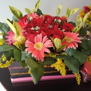 12red roses in a box with fillers with lindt heartshape