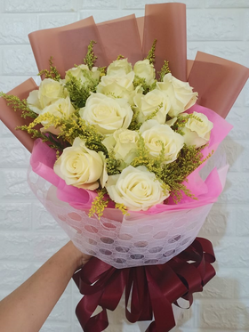 1 Dozen White Roses in a Bouquet