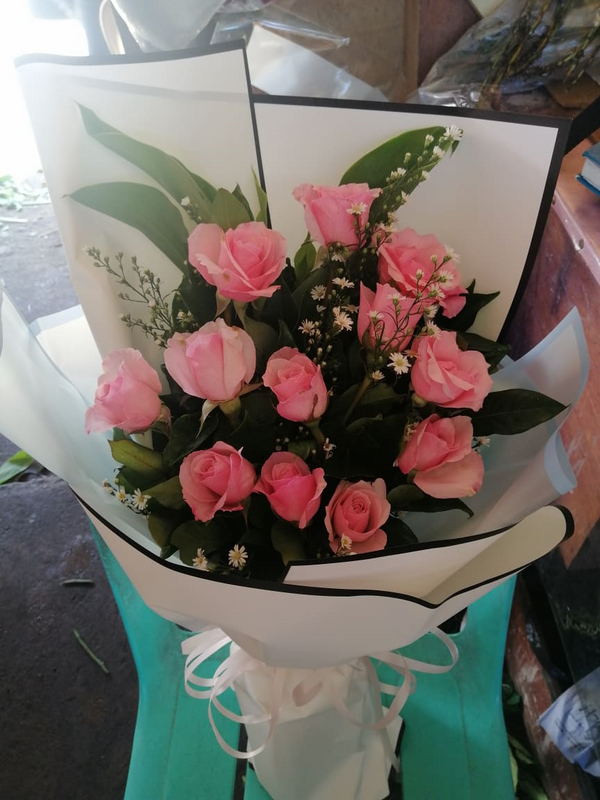 1 Dozen Pink Roses in a Bouquet