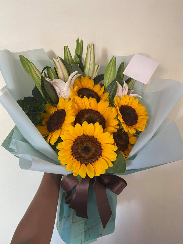 6Pcs Sunflowers with Lilies in a Bouquet