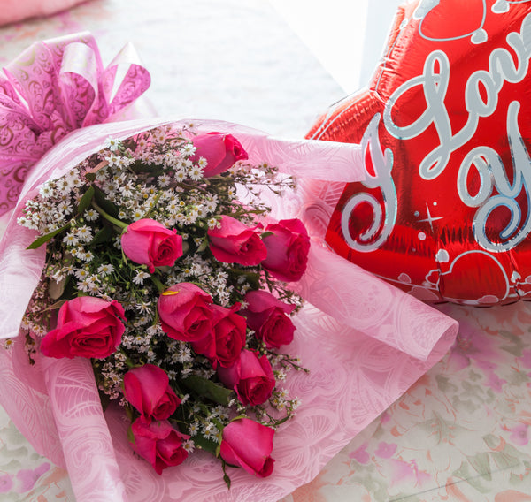 1 Dozen Pink Roses in a Bouquet with ILY Balloon